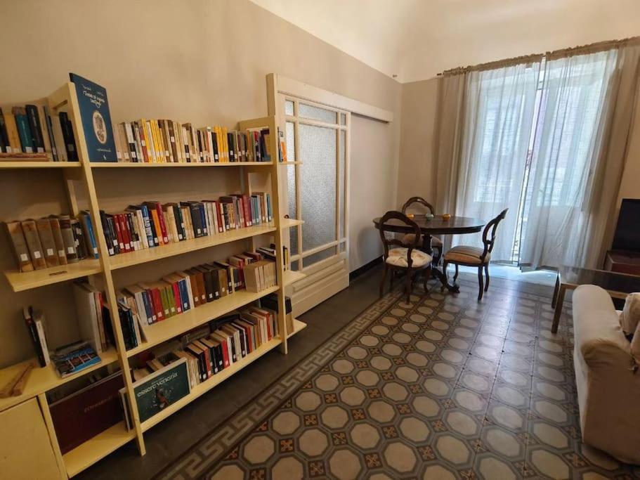 Retroetnea - Appartamento In Centro Storico - Con Camere Comunicanti カターニア エクステリア 写真