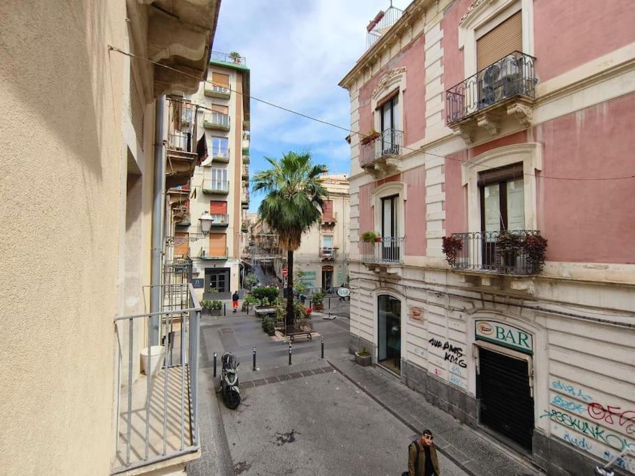 Retroetnea - Appartamento In Centro Storico - Con Camere Comunicanti カターニア エクステリア 写真